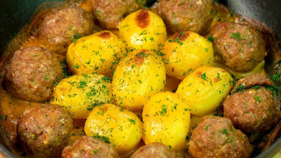 Nicky avec des pommes de terre dans le four