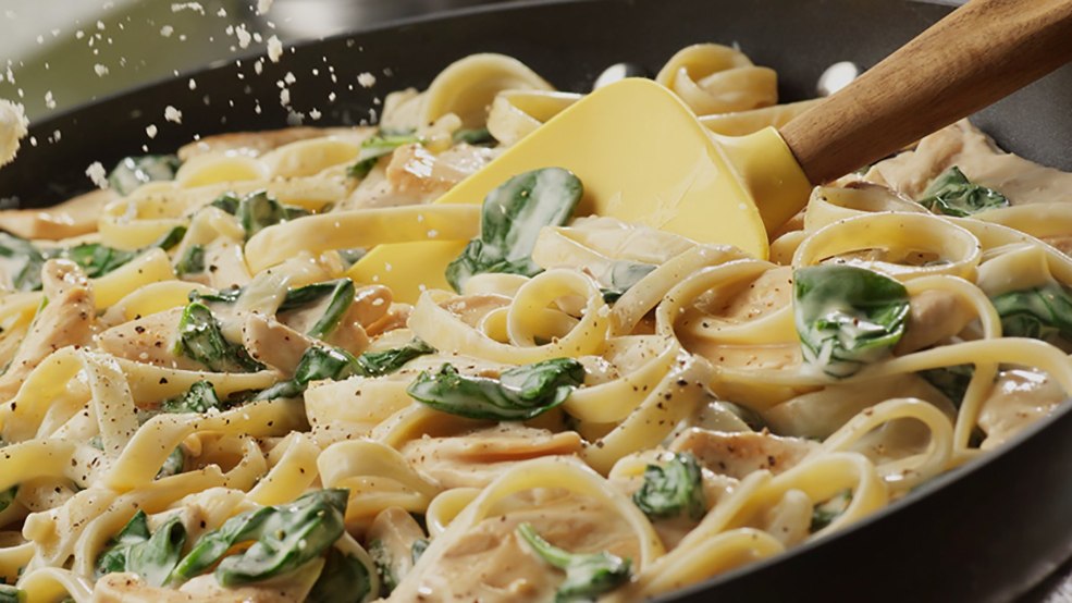 Carbonara avec des épinards