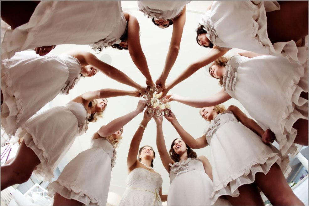 La mariée a soulevé la robe