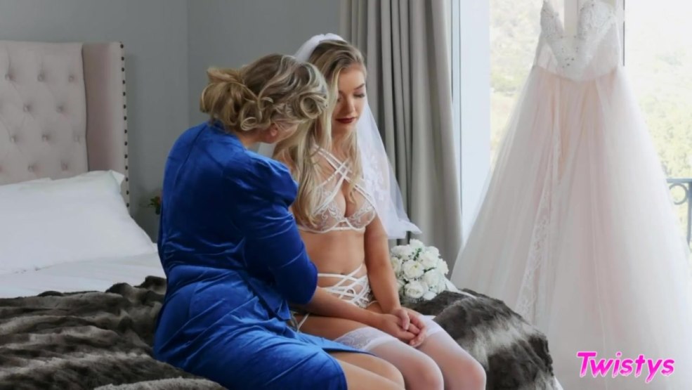 Baisé la mariée dans une robe de mariée