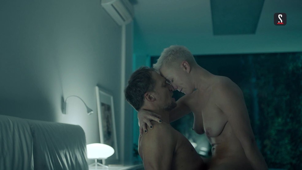 Natasha legeyda nue dans la piscine