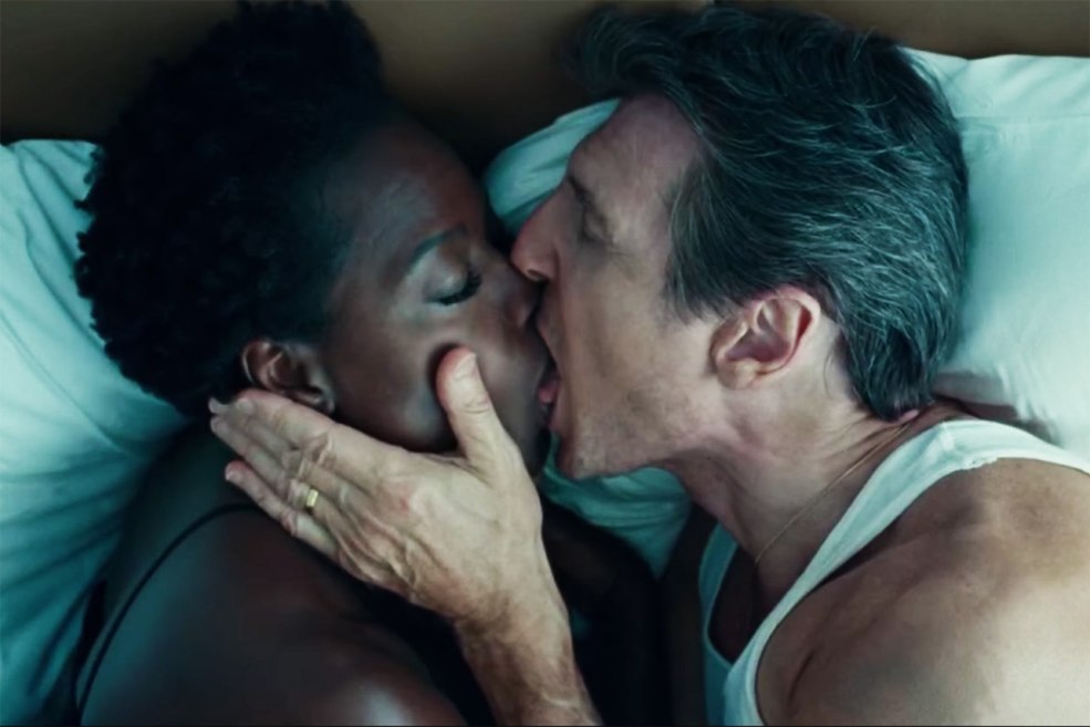 Baiser passionné sur le canapé