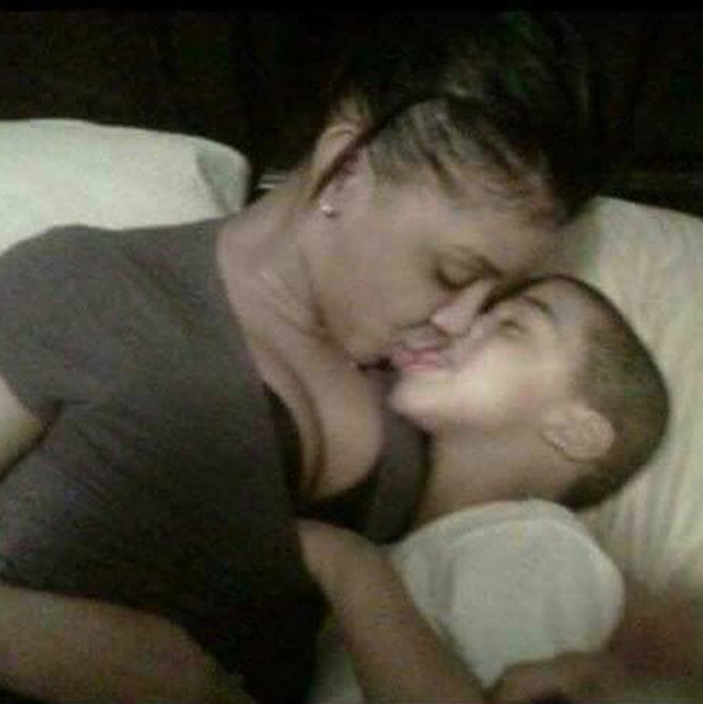 Garçon et fille au lit