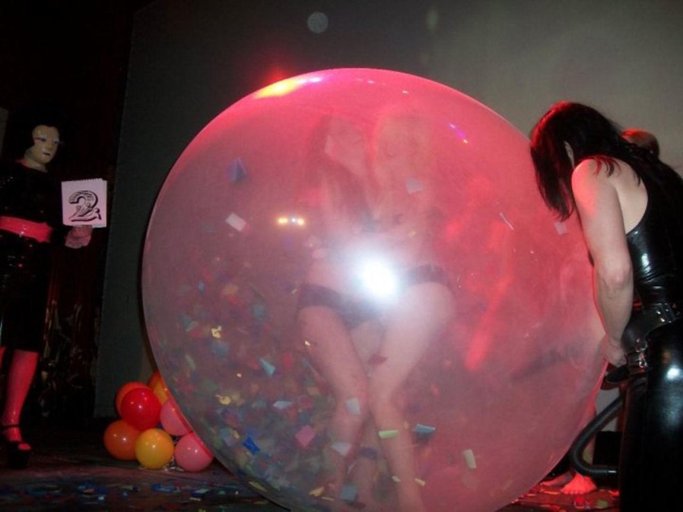 Fille sur une balle gonflable