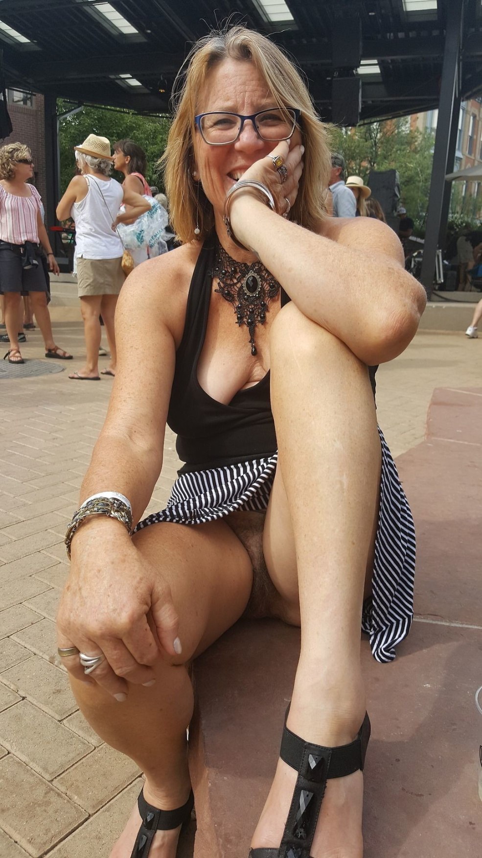 Mature dans une jupe sans culotte