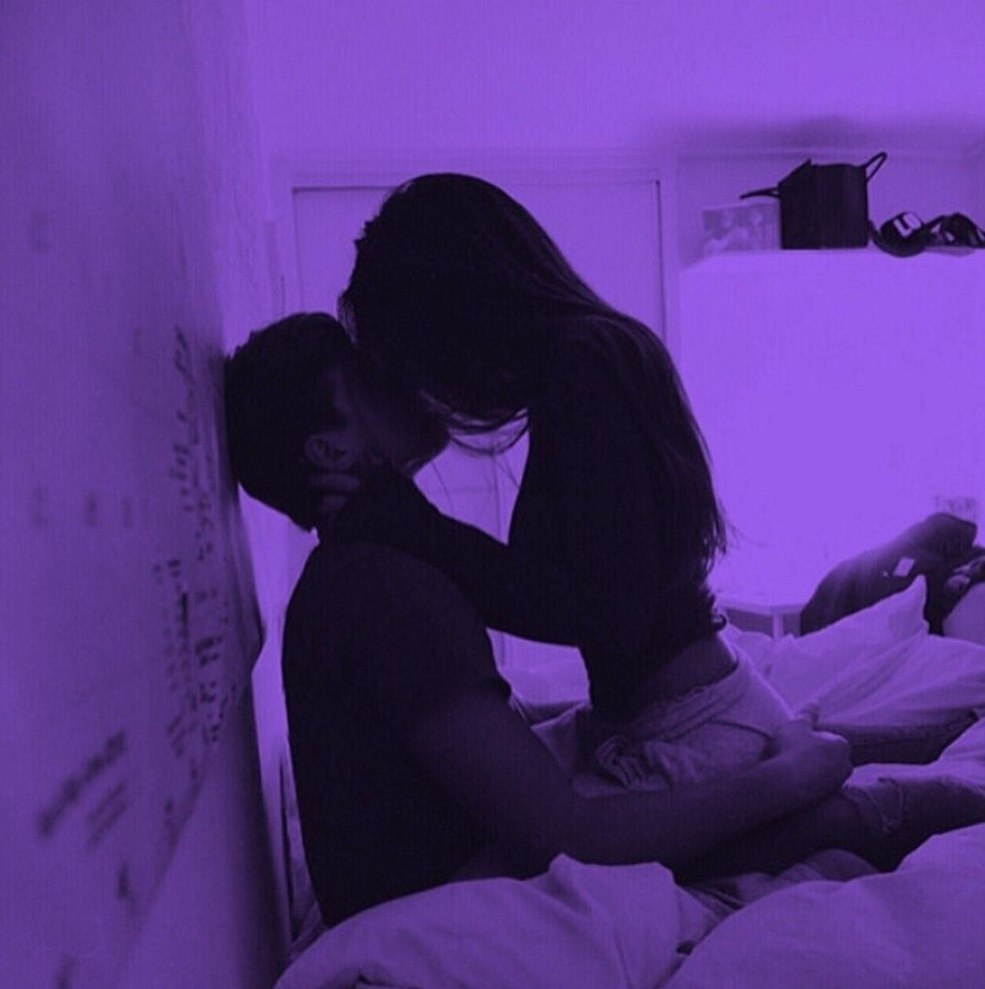 Un gars avec une fille dans le noir