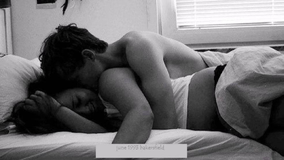 Garçon et fille au lit