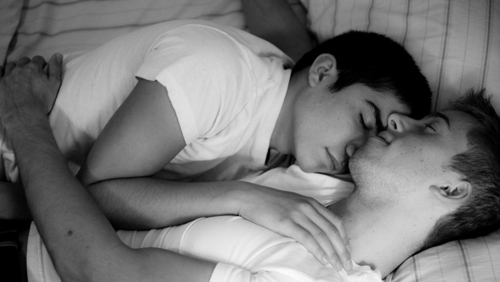 Les gars se serrent étreintes