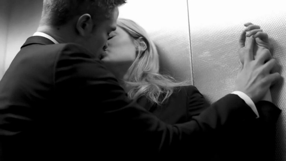 Robert Pattinson dans un GIF d'ascenseur