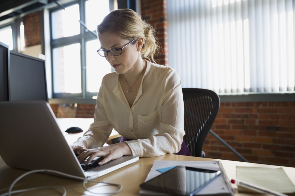 Femme au bureau
