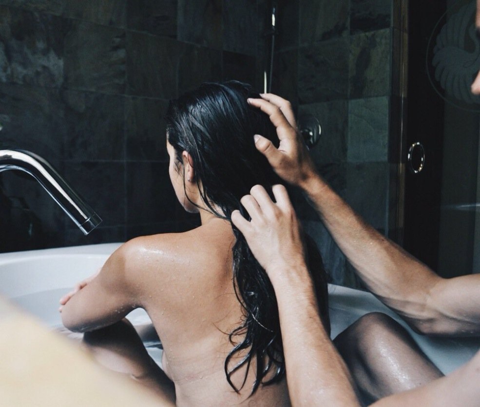 Un gars avec une fille dans un bain
