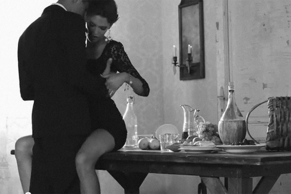 Une fille est assise sur une table de cuisine