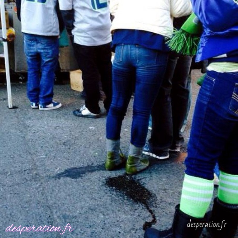Femmes de pisse puissantes dans la rue