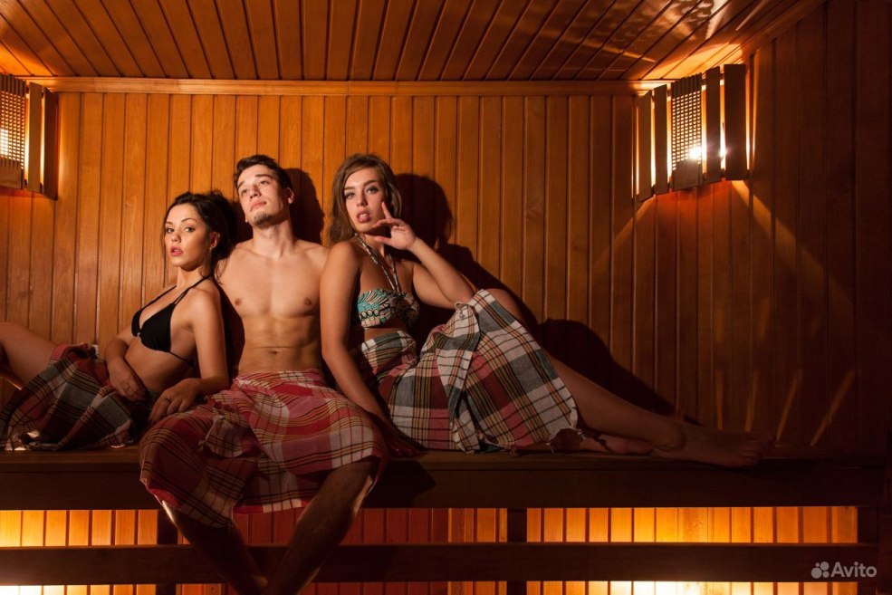 Belles femmes nues dans le sauna