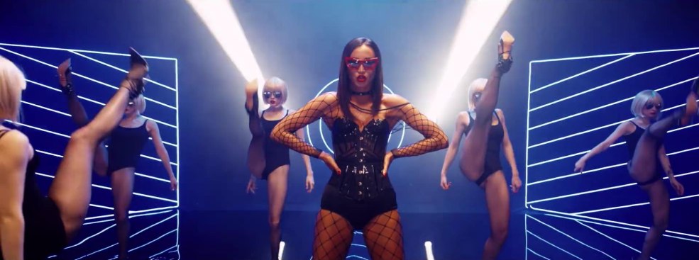 Yana Rudkovskaya en maillot de bain sans Photoshop