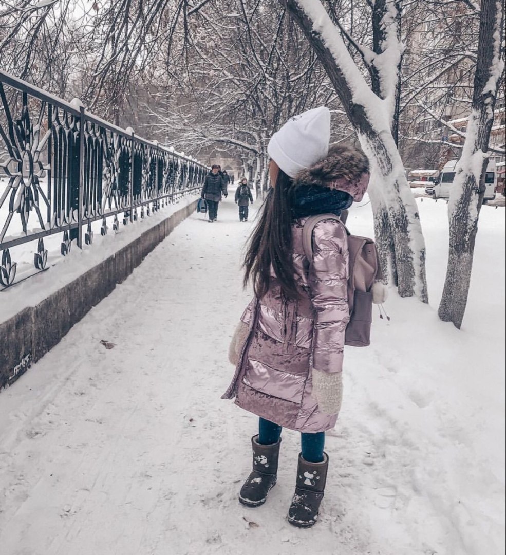 Milana Nekrasova dans la rue en hiver