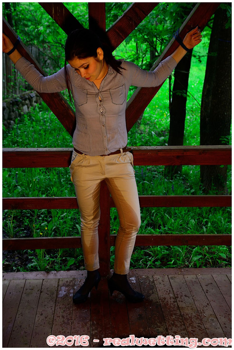 Femmes en jeans pisser