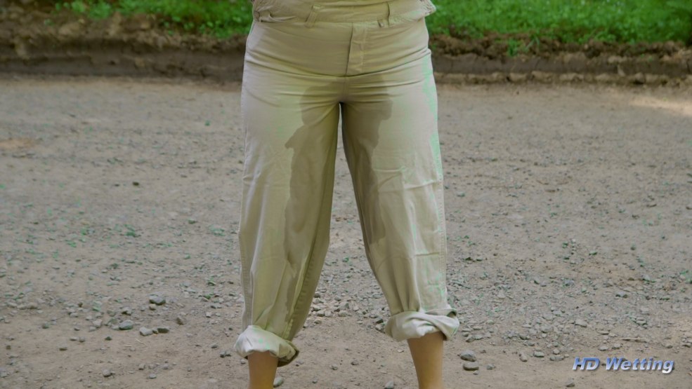 Les hommes urinent dans un pusser