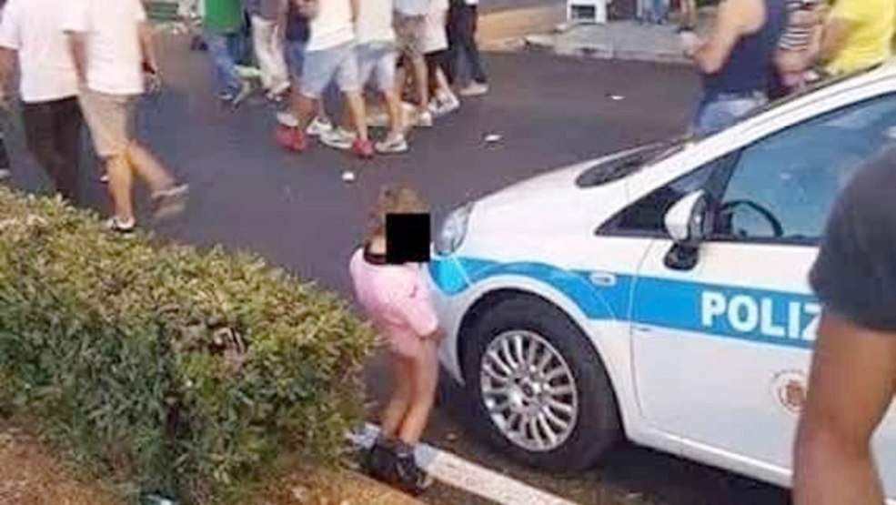 Femmes de pipi en voiture en jean