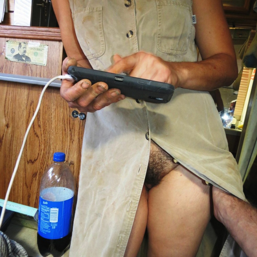 Femme sous une jupe de maison