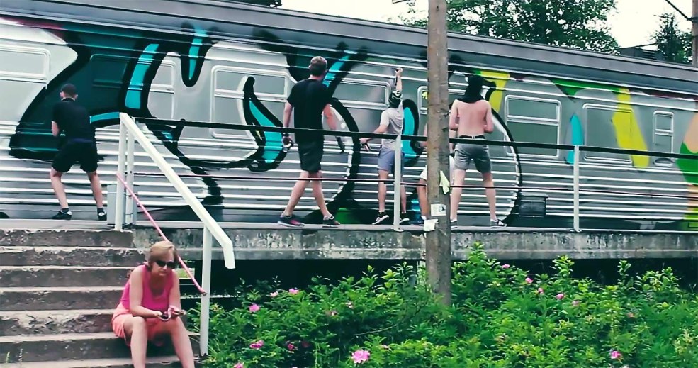 Fille sur un vaisseau spatial