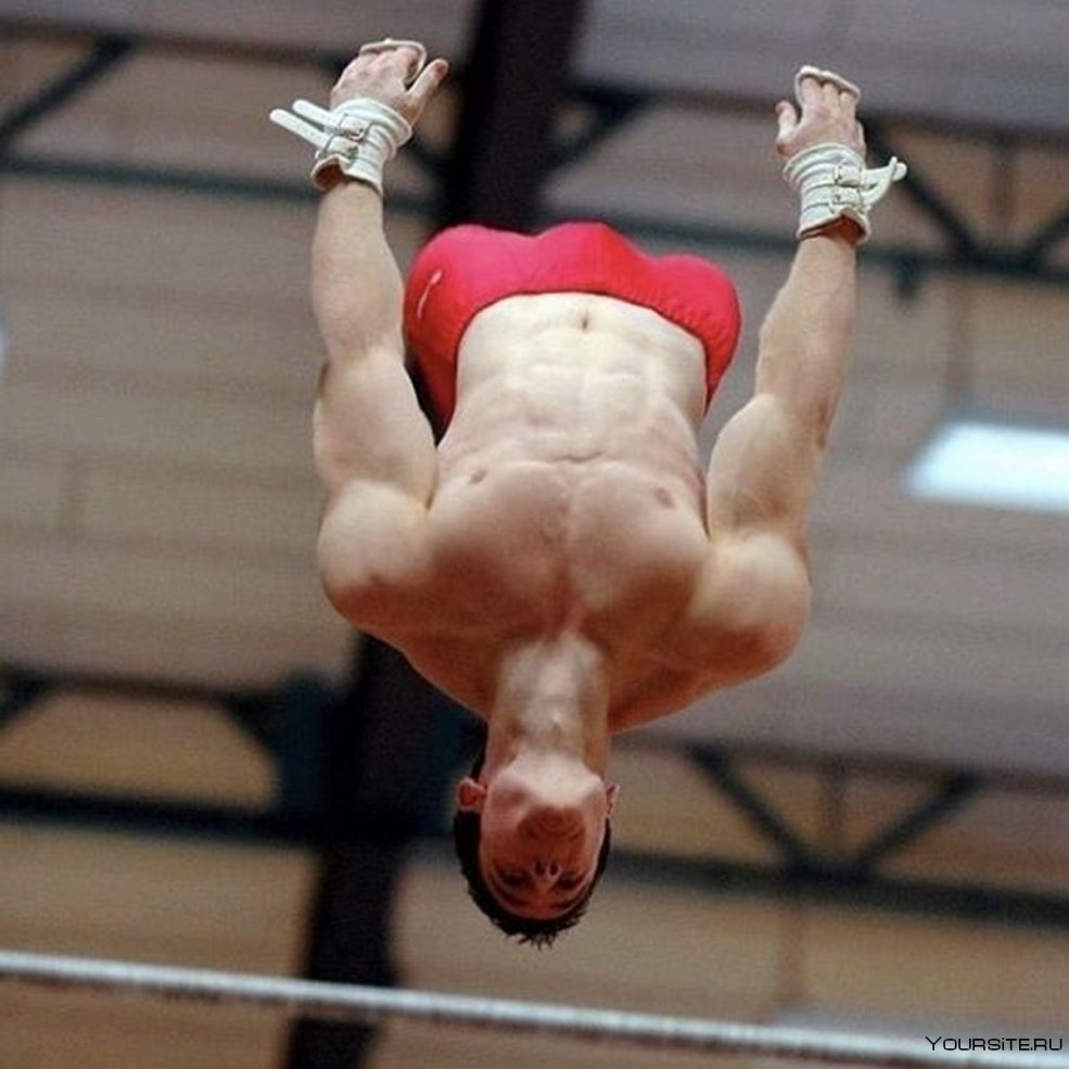 Éléments de la gymnastique rythmique avec des objets