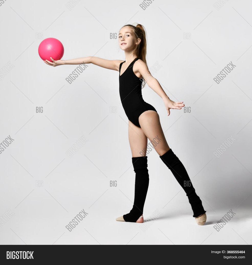Gymnaste de séance photo dans un studio de balle