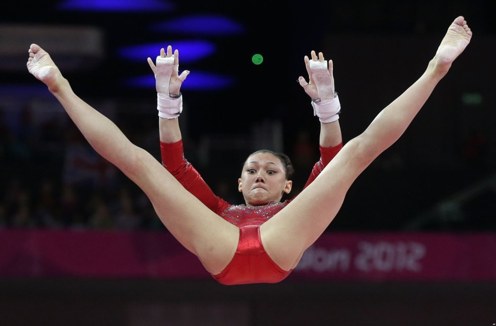 Silhouette de gymnastes avec un objet