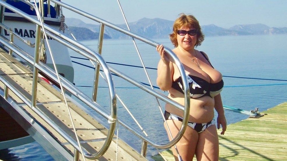 La dame mature a montré des seins