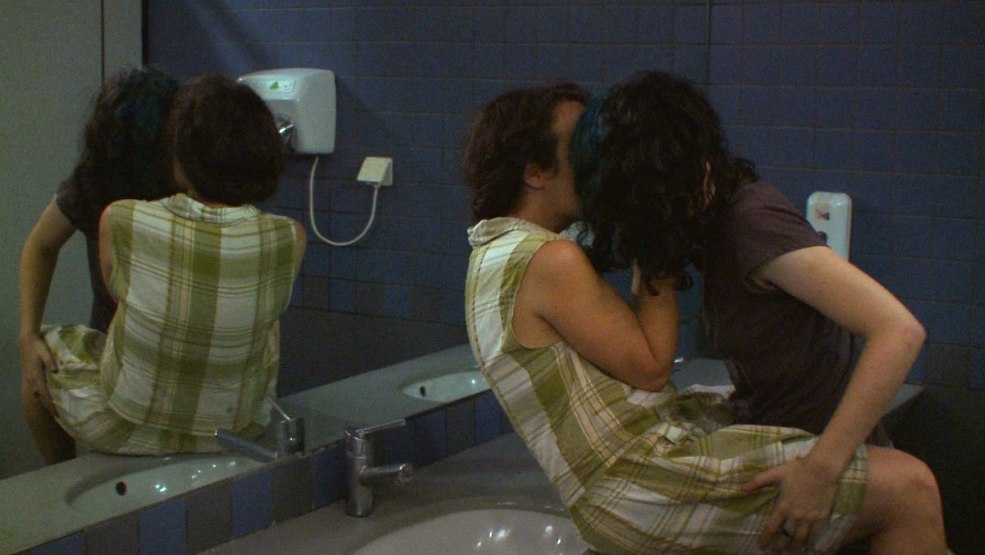 Belle-Soeur se Branle sa chatte ben ouuverte en levrette montre