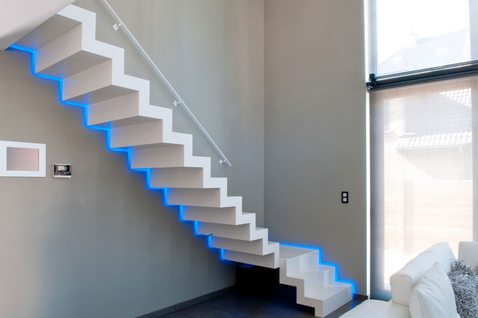 Escalier monolithique avec rétro-éclairage