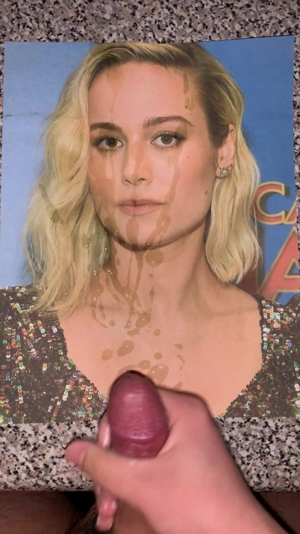 Le visage de Brig Larson pour se masturber