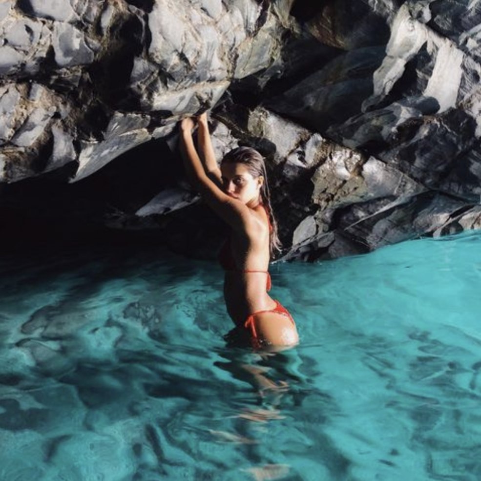 Des filles nues baisent sur la plage