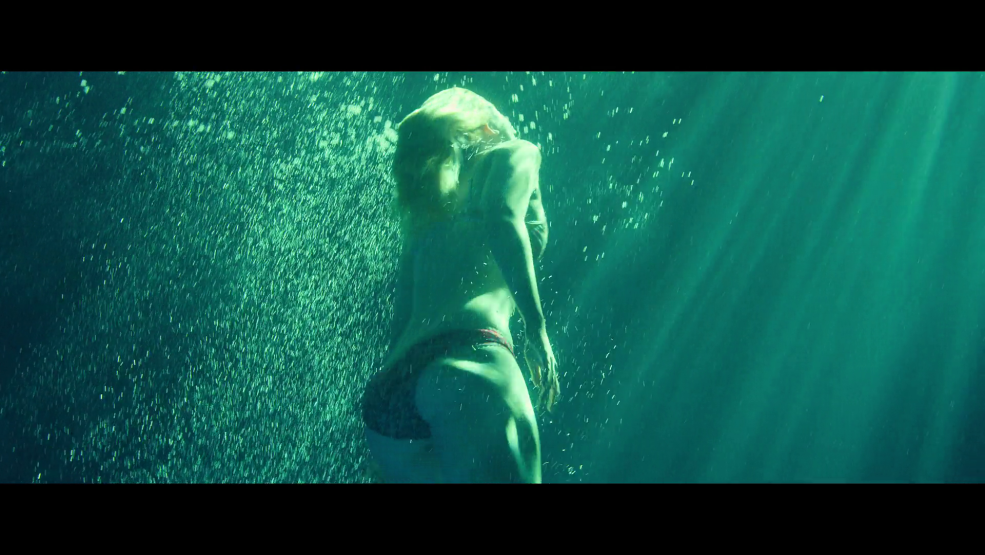 El Fanning sous l'eau