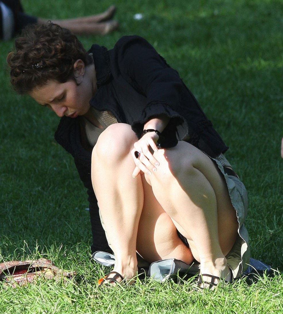 Megan Rhin dans une robe sans culotte