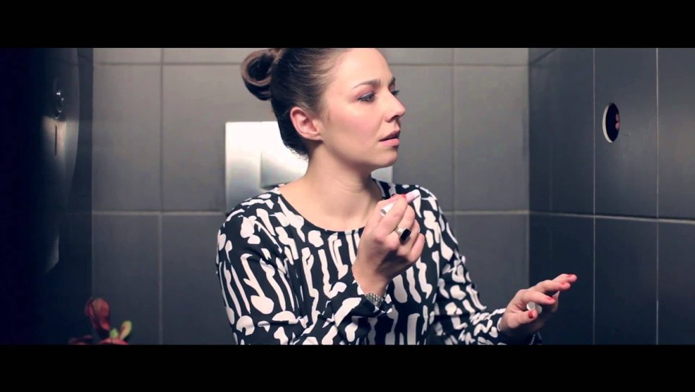 Femme chinoise dans la caméra des toilettes