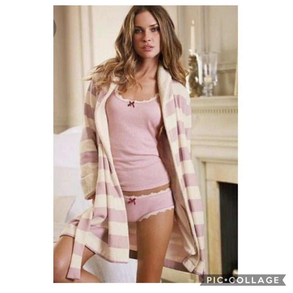 Photos de jambes dans un peignoir au lit