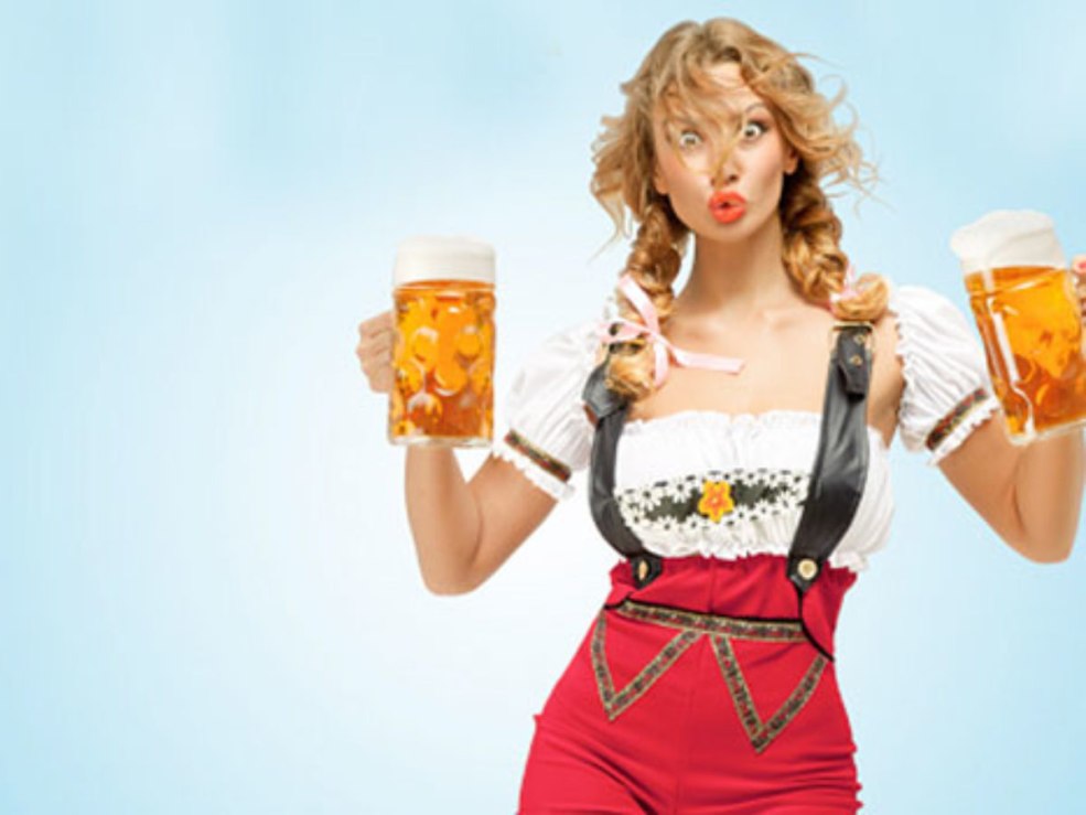 Fille rouge à la bière