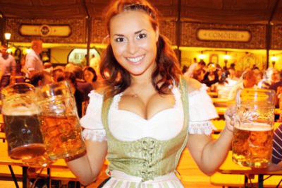 Fille dans un costume de bière