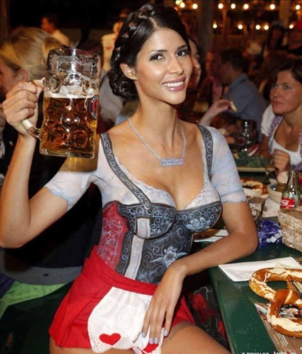 Fille avec une tasse de bière