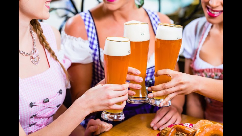 Des gens minces avec de la bière