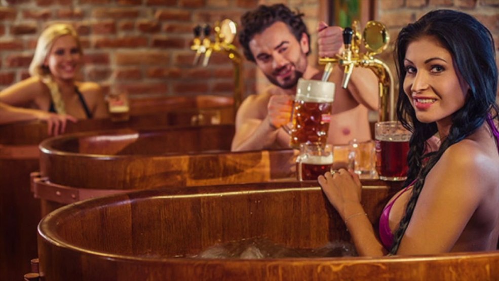 Fille avec une tasse de bière