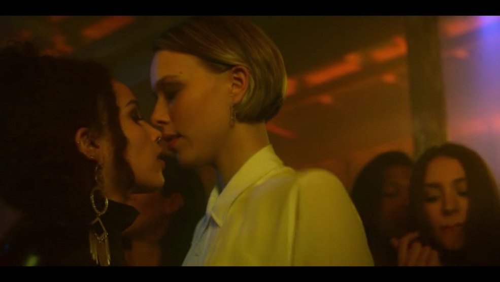 Bisous avec une langue étroite lesbienne