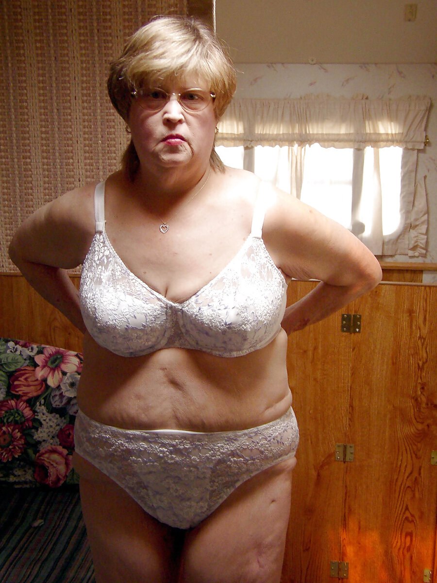 Femmes matures gémissant bruyamment pendant l'amour