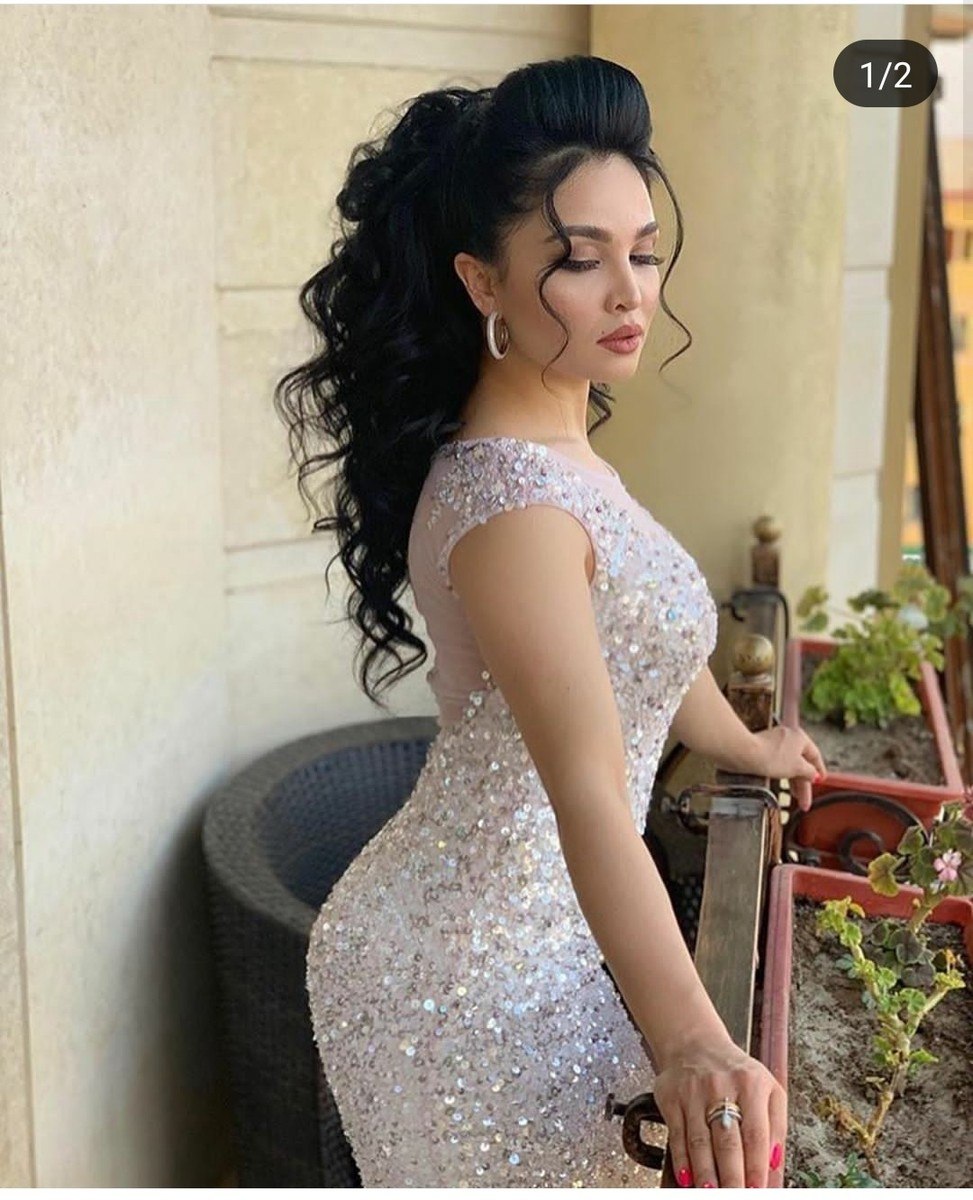 Beautés nues de l'est avec des jambes étendues