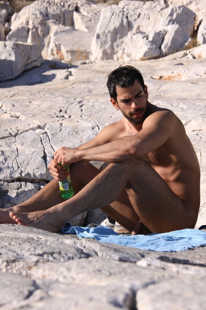 Des hommes nus avec un pénis silencieux