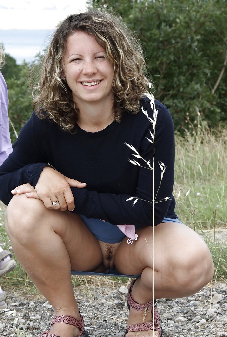 Mature dans une jupe sans culotte