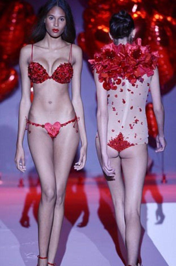 Beaucoup de femmes nues sur le podium