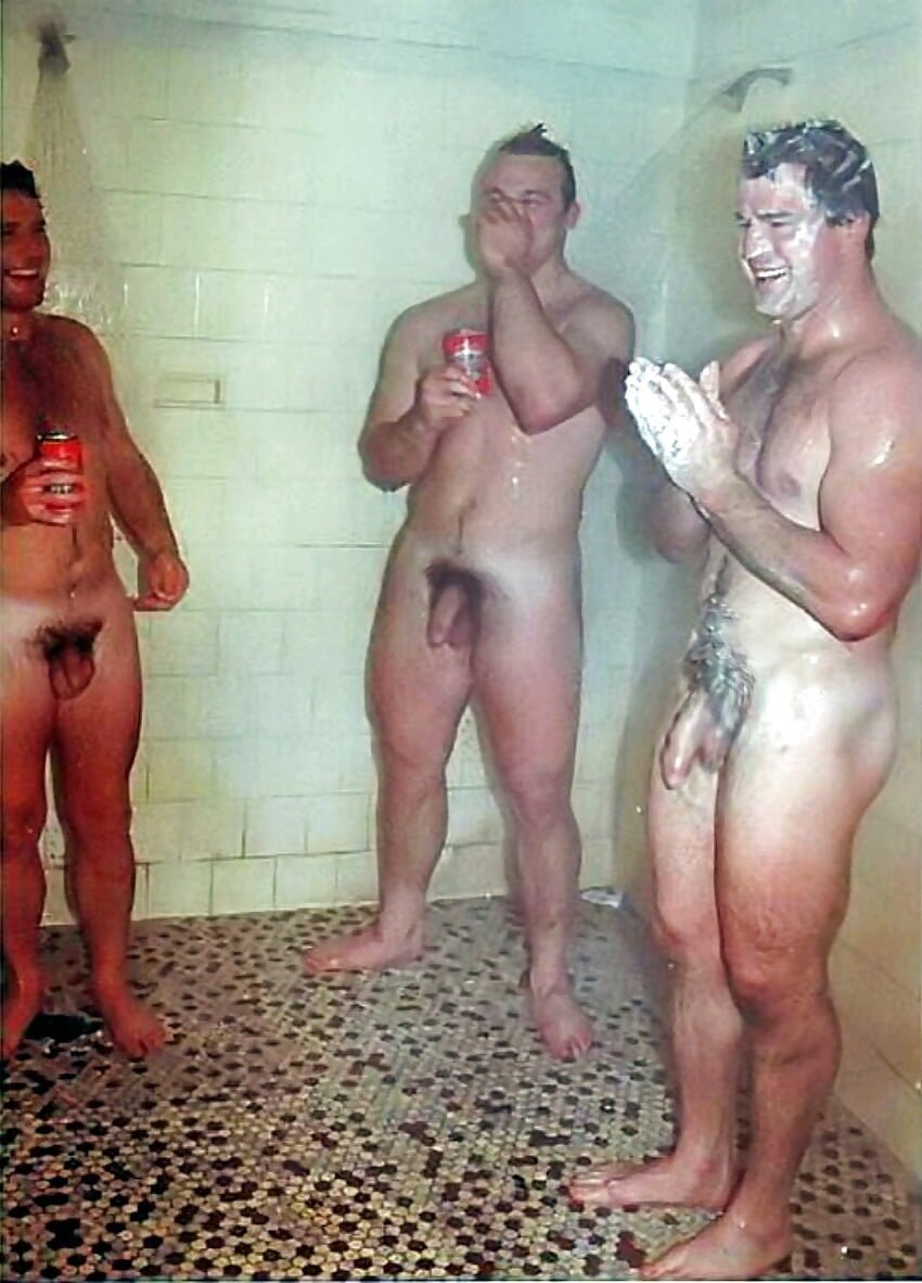 Hommes nus dans un bain public