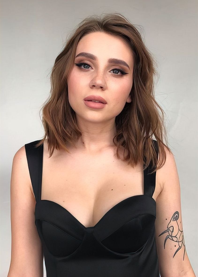 Naked Julia Godunov sans culotte